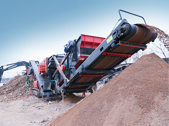 為什么礦山與建筑行業(yè)老板都在用履帶式移動(dòng)破碎站？ ——探秘紅星機(jī)器的“高效利器”